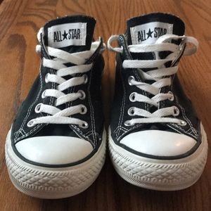 BLACK ALLSTAR CONVERSE SNEAKERS